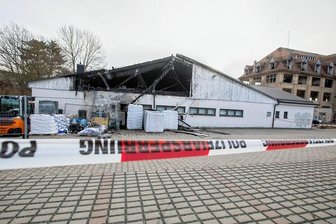 Nach Baumarkt-Großbrand: Übergangslösung für Bäckerei und Fleischerei - Silvester wurde der Baumarkt an der Ricarda-Huch-Straße bei einem Brand zerstört. Auch zwei weitere Mieter mussten ihre Geschäfte schließen.
