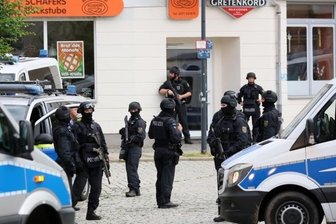 Nach Bedrohung von Ex-Freundin: Haftstrafe für Sportschützen - Schwer bewaffnete Polizisten suchten im Juni vergangenen Jahres unter anderem in Limbach-Oberfrohna (Foto) nach dem mutmaßlich bewaffneten Mann, der seiner Ex-Freundin nachgestellt und sie bedroht haben und in das Haus ihrer Eltern eingebrochen sein soll.