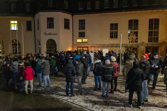 Bei Protesten gegen die Impfpflicht hat Rodewischs Bürgermeisterin xx Gespräche zu den Demonstranten gesucht. 