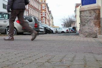 Nach Beißattacken in Chemnitz: Hunde auf dem Sonnenberg beschlagnahmt - Auch hier, an der Jakobstraße 36-38/Ecke Tschaikowskistraße griff ein nicht angeleinter Hund einen 31-Jährigen an. Nach Angaben des 31-Jährigen habe er seinen Sohn nur schützen können, indem er ihn auf den Arm nahm.