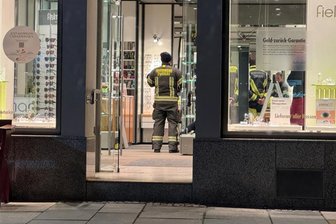Nach beißendem Geruch im Laden: Feuerwehreinsatz in Zwickauer Optiker-Filiale - Gut zwei Stunden dauerte der Feuerwehreinsatz bei Fielmann in der Zwickauer Hauptstraße.