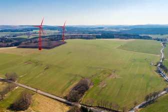 Nach Bekanntwerden von Windradplänen in Pockau-Lengefeld: Ortsvorsteher befürchten Spaltung - Die beiden Windkraftanlagen sollen auf dem Areal der Blauen Taube entstehen. Die Visualisierung ist nicht maßstabsgetreu.