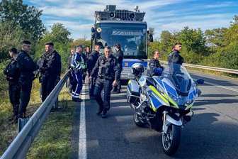Nach Beschlagnahmung des „Adenauer SRP+“: Polizei geht gegen Drohungen, Beleidigungen und Hasskommentare vor - Der Protestbus „Adenauer SPR+“ bei der Kontrolle auf der B 169 am 20. September.