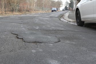 Nach Beschwerden von Autofahrern: Werdau erneuert eine Huckelpiste - Die Straße der Jugend in Werdau ist in einem sehr schlechten Zustand.