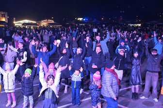 Nach Besuch auf Aprés-Ski-Party in Zwickau: 40-jährige Frau verursacht unter Alkohol drei Unfälle mit hohem Sachschaden - Auf dem Platz der Völkerfreundschaft in Zwickau ist am Samstag die 11. Aprés-Ski-Party gefeiert worden. Auf dem Heimweg verursachte eine Besucherin insgesamt drei Unfälle.