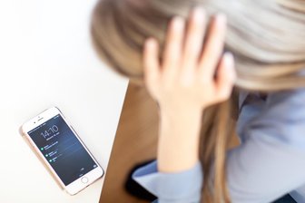 Nach Beziehungsende: Junge Frau aus Mittelsachsen wird Opfer von Stalking - Der Angeklagte hatte auch per Kurznachrichtendienst immer wieder versucht, die Frau, die sich von ihm getrennt hatte, zu kontaktieren (Symbolbild).