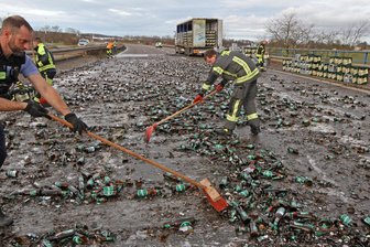 Nach Bierunfall auf B 93 in Zwickau: Getränkehändler spricht von Glück im Unglück - Trotz großer Kehraktion der Feuerwehrleute war die B 93 am Montag stundenlang gesperrt.