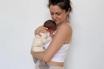Nach „Bilderbuch“-Schwangerschaft: Mama-Bloggerin aus Frankenberg bekommt ihr drittes Kind - Roxana Hofmann mit ihrem dritten Kind Linnie Eloise.