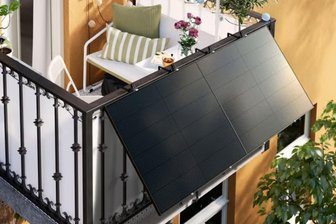 Nach Billy kommt das Balkonkraftwerk zum Selberbauen: Ikea steigt in die Solartechnik ein - So schaut ein Balkonkraftwerk aus der Reihe "Eco Flow Stream" dann montiert aus.