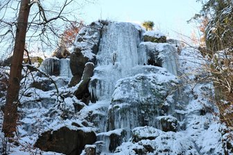 Nach bitterkalter Nacht im Erzgebirge: Blauenthaler Wasserfall und Mulde sind zu Eis erstarrt - 