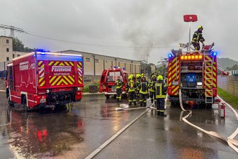 Nach Blitzeinschlag: Brand verursacht immensen Schaden an Umspannwerk im Erzgebirge - Zahlreiche Feuerwehrleute sind am Mittwochabend im Einsatz gewesen, um den Brand im Umspannwerk in Schwarzenberg zu löschen.
