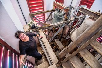 Nach Blitzeinschlag in die Nicolaikirche Aue: Glocken läuten wieder - Kirchnerin Kathrin Schulze im Turm der Auer Nicolaikirche: Das Geläut besteht aus zwei Bronze- und zwei Stahlgussglocken, von der zum Gebetsläuten aber nur eine erklingt.