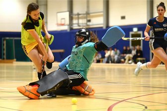 Nach Blitzstart: Freiberger Hockey-Damen überraschen den Tabellenführer - Die Schlüsselszene des Spiels: Linn Bittermann wird von Leunas Schlussfrau Julia Tessenow zu Fall gebracht, den fälligen Strafsiebenmeter verwandelte Stefanie Oertel zum 3:1 für den FHTC.