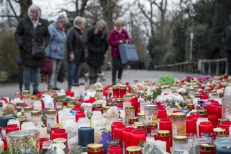 Nach Bluttat bestürzt über „respektloses Verhalten“: Familie des getöteten Helden von Aschaffenburg wendet sich an Öffentlichkeit - Aschaffenburg: Nach der Bluttat haben Menschen im Park Schöntal zahlreiche Kerzen aufgestellt und gedenken der Opfer.