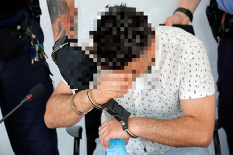 Nach Bluttat vor Spielothek in Chemnitz: 38-Jähriger wegen versuchten Totschlags angeklagt - Der Angeklagte 38-jährige Afghane schwieg zu den Geschehnissen in der Tatnacht.