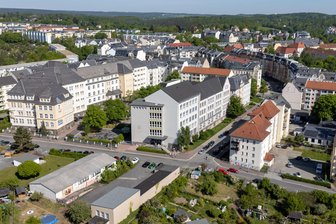 Nach Böllerwurf in eine Plauener Schülergruppe: Das sagt die Polizei zum Motiv des Tatverdächtigen - Die Dittes-Oberschule in der Neundorfer Vorstadt in Plauen.