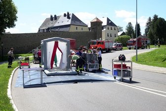 An der Zschopauer Straße am Parkplatz an der Stadthalle wurde ein Zelt zur Dekontamination aufgebaut.