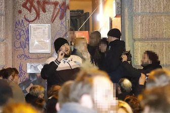 Nach Bombendrohung: "Feine Sahne Fischfilet" tritt im AJZ auf - "Feine Sahne Fischfilet"-Frontmann Monchi spricht vor dem AJZ zu den Konzertbesuchern.