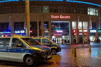 Nach Bombendrohung gegen Plauener Stadt-Galerie: So ist der Stand der Ermittlungen - Nach der Bombendrohung hatte die Polizei die Stadt-Galerie geräumt und abschließend abgeriegelt.