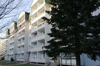 Nach Bombendrohung in Freiberg: Tatverdächtige ermittelt - Der Wohnblock an der Karl-Kegel-Straße war in der Nacht zum Samstag wegen einer Bombendrohung evakuiert worden.