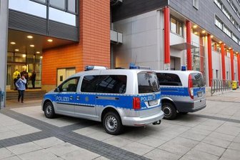Nach Bombendrohungen: Prozess gegen Angeklagte vorerst geplatzt - Evakuiertes Bürgerzentrum Moritzhof: Über mehrere Wochen hinweg waren im Herbst 2018 immer wieder Bombendrohungen gegen das Jugendamt der Stadt eingegangen.