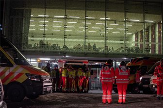 Nach Bombenfund in Plauen: 4300 Personen evakuiert - Am späten Abend ist die Bombe entschärft - Die Festhalle wurde zum Ausweichquartier für Evakuierte geöffnet. Nach der Registrierung im Foyer wurden die Menschen in den Festsaal gebracht.