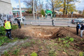 Nach Bombenfund in Plauen: Gefahr ist beseitigt - Die Bauarbeiten für das neue Ärztehaus mussten am Donnerstag wegen des Bombenfundes gegenüber vom Vogtlandgarten unterbrochen werden. Die meisten Passanten bekamen davon nichts mit.