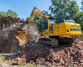 Nach Brand: Abriss der Auer Heidelsbergschule beginnt - Der Abriss der alten Heidelsbergschule in Aue hat vor Kurzem begonnen. Bis zum zweiten Quartal 2022 sollen die Arbeiten laut Stadtverwaltung abgeschlossen sein.
