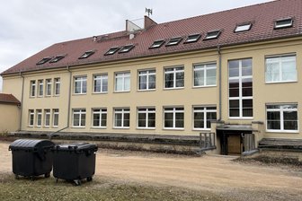 Nach Brand an Oberschule in Frankenberg: Weißes Auto ist gefunden, Brandstifter weiter gesucht - Der vom Feuer betroffene Flügel der Erich-Viehweg-Oberschule.