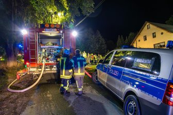 Nach Brand an Wohnhaus im Erzgebirge: Jetzt ermittelt die Kriminalpolizei - Feuerwehr und Polizei sind Mittwochnacht in Pöhla zu einem Brand ausgerückt.