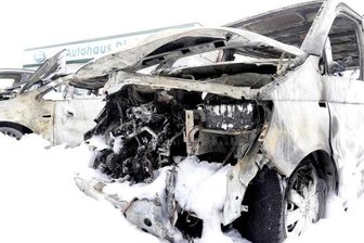 Nach Brand auf Autohausgelände: Tatverdächtiger in Haft - Am frühen Samstagmorgen haben auf dem Gelände des Autohauses zwei Autos gebrannt.