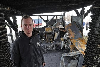 Nach Brand auf dem Leitermann-Parkplatz in Remse: Imbiss-Betreiber sieht sich ruiniert - Patrick Böttcher hat sechs Jahre lang den Imbissstand „Rosterschmiede“ betrieben. Nach dem Brand ist nun alles zerstört.