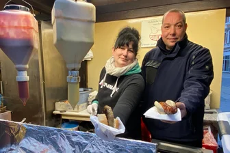 Nach Brand auf dem Zwickauer Weihnachtsmarkt: Betroffene Hütte wieder geöffnet - Mitarbeiter der Glück-Auf-Fleischerei verkaufen wieder Roster und Frikadellen. Dass es in der Bude gebrannt hat, sieht man von außen nicht.