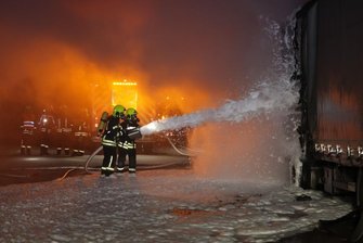 Nach Brand auf der A4: Verkehr rollt nach Vollsperrung wieder - Ein Lkw ist am Freitagmorgen auf der A 4 in Brand geraten.