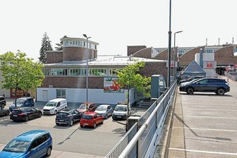 Nach Brand auf Kaufland-Dach in Hohenstein-Ernstthal: Kinder müssen mit ihren Eltern zur Anhörung ins Revier - Blick auf das Einkaufszentrum an der Heinrich-Heine-Straße. Hier war die Feuerwehr am Sonntag im Einsatz.