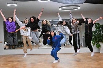 Nach Brand bei Köhler-Schimmel: Chemnitzer Tanzschule startet an der Brückenstraße - Die Thek-Dancers mit Tanzlehrerin Kavita Hahn (Mitte) proben bereits in einem neuen Tanzsaal an der Brückenstraße. Bis Ende Juni will die Tanzschule Köhler-Schimmel den Umzug vom Rosenhof gemeistert haben.