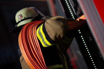 Nach Brand einer Papiertonne: Polizei sucht Brandstifter im Vogtland - Die Reichenbacher Feuerwehr löschte den Brand in der Papiertonne.