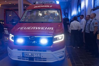Nach Brand im eigenen Depot: Feuerwehr im Erzgebirge bekommt neues Fahrzeug - Der dringend benötigte Ersatz: Die Freiwillige Feuerwehr Buchholz hat einen neues Mannschaftsfahrzeug erhalten.