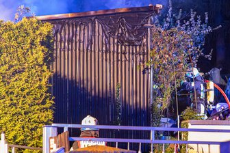 Nach Brand im Erzgebirge: Kripo ermittelt wegen fahrlässiger Brandstiftung - Nach dem Brand eines Geräteschuppens in Geyer kann ein technischer Defekt als Ursache inzwischen ausgeschlossen werden.