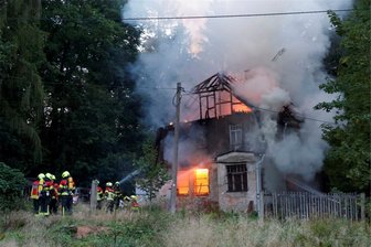 Nach Brand im Lichtenauer Wohnhaus: Mann tot aufgefunden - Am Samstag wurde die Feuerwehr gegen 18.30 Uhr zu einem Brand in Auerswalde in der Gemeinde Lichtenau gerufen.