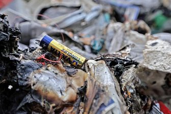 Nach Brand im Müllfahrzeug in Meerane: Abfallamt veröffentlicht Appell - Batterien, die Mitarbeiter nach dem Brand am Dienstag in Meerane zwischen den Plastikabfällen entdeckt haben, können beim Verpressen für Funkenschläge sorgen.
