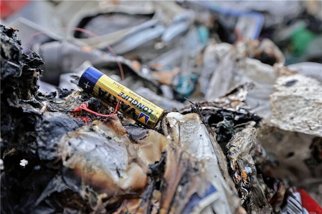 Nach Brand im Müllfahrzeug in Meerane: Abfallamt veröffentlicht Appell - Batterien, die Mitarbeiter nach dem Brand am Dienstag in Meerane zwischen den Plastikabfällen entdeckt haben, können beim Verpressen für Funkenschläge sorgen. 