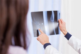 Nach Brand im „Sirtaki“: Radiologie in der Plauener Herrenstraße bleibt geschlossen - Was zeigt das Röntgenbild? Die Radiologen in der Plauener Herrenstraße pausieren aktuell zwangsweise.