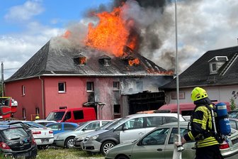 Nach Brand im Vogtland: Wohnhaus von Autohandel in Oelsnitz völlig zerstört - „Ich will und werde das wieder aufbauen“ - Der Dachstuhl des Wohnhauses, in dem die Familie des Inhabers der Firma Auto-Pary lebte, stand am Sonntag in Vollbrand.