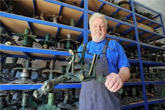 Nach Brand im Wildenfelser Heimatmuseum: Vereinschef verkauft wahrscheinlich größte Christbaumständer-Sammlung Sachsens - Johannes Heyder mit einem seiner mehr als 500 Exemplare umfassenden Christbaumständer-Sammlung, die er zum Hofflohmarkt anbietet. 