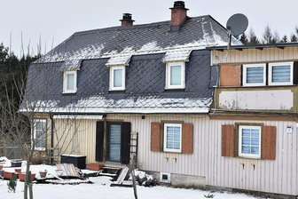 Nach Brand in Bad Elster: Einfamilienhaus unbewohnbar - Auch wenn auf der Hausvorderseite äußerlich nicht viel zu sehen ist: Laut Polizei geht der Schaden am Gebäude in die Zehntausende.