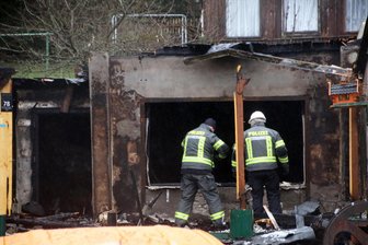 Nach Brand in Clausnitz: Was kann man bei einem elektrischen Defekt machen - und was nicht? - In den Trümmern des Hauses in Clausnitz suchten Brandursachenermittler der Polizei nach verwertbaren Spuren.