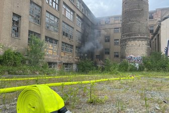 Nach Brand in den ehemaligen Wanderer-Werken in Chemnitz: Polizei ermittelt wegen Brandstiftung - Dicker Qualm war am Freitag in der Industriebrache zu sehen.