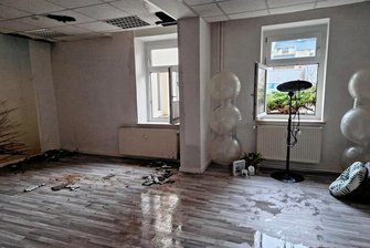 Nach Brand in Falkenstein: Traum vogtländischer Hebammen vernichtet - Beschädigungen an den Decken, aufgeweichtes Parkett, verrußtes Interieur - ein nasser Trümmerhaufen ist nach dem Löschen am Donnerstag übrig geblieben. Das Haus selbst sei einsturzgefährdet, heißt es.