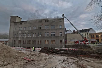 Nach Brand in Industriebrache in Meerane: Stadt fordert Eigentümer zu Sicherungsmaßnahmen auf - Am Dienstag hat es in der vierten Etage der Industriebrache in Meerane gebrannt.